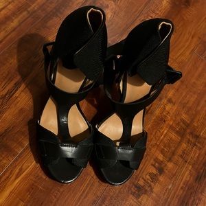 Black plot form heels sandal